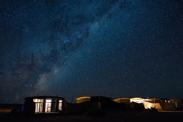 Nuit romantique sous les étoiles en Namibie