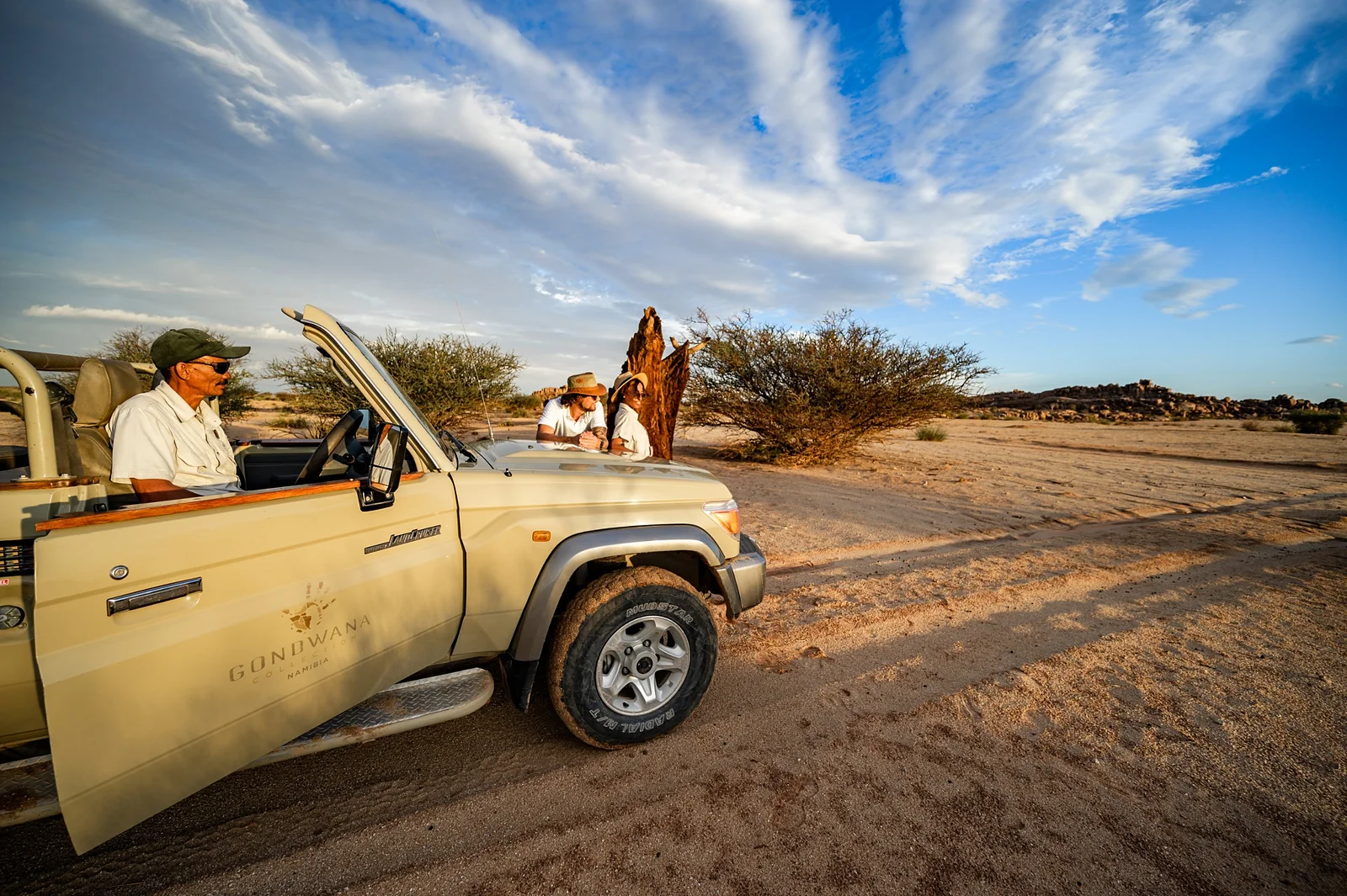 Guide on a sundowner drive in Gondwana Canyon Park